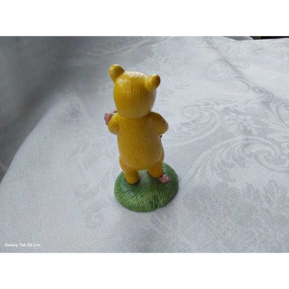 Royal Doulton Winnie the Pooh figurine Thinking of You Bear with Bouquet - Picture 3 of 7